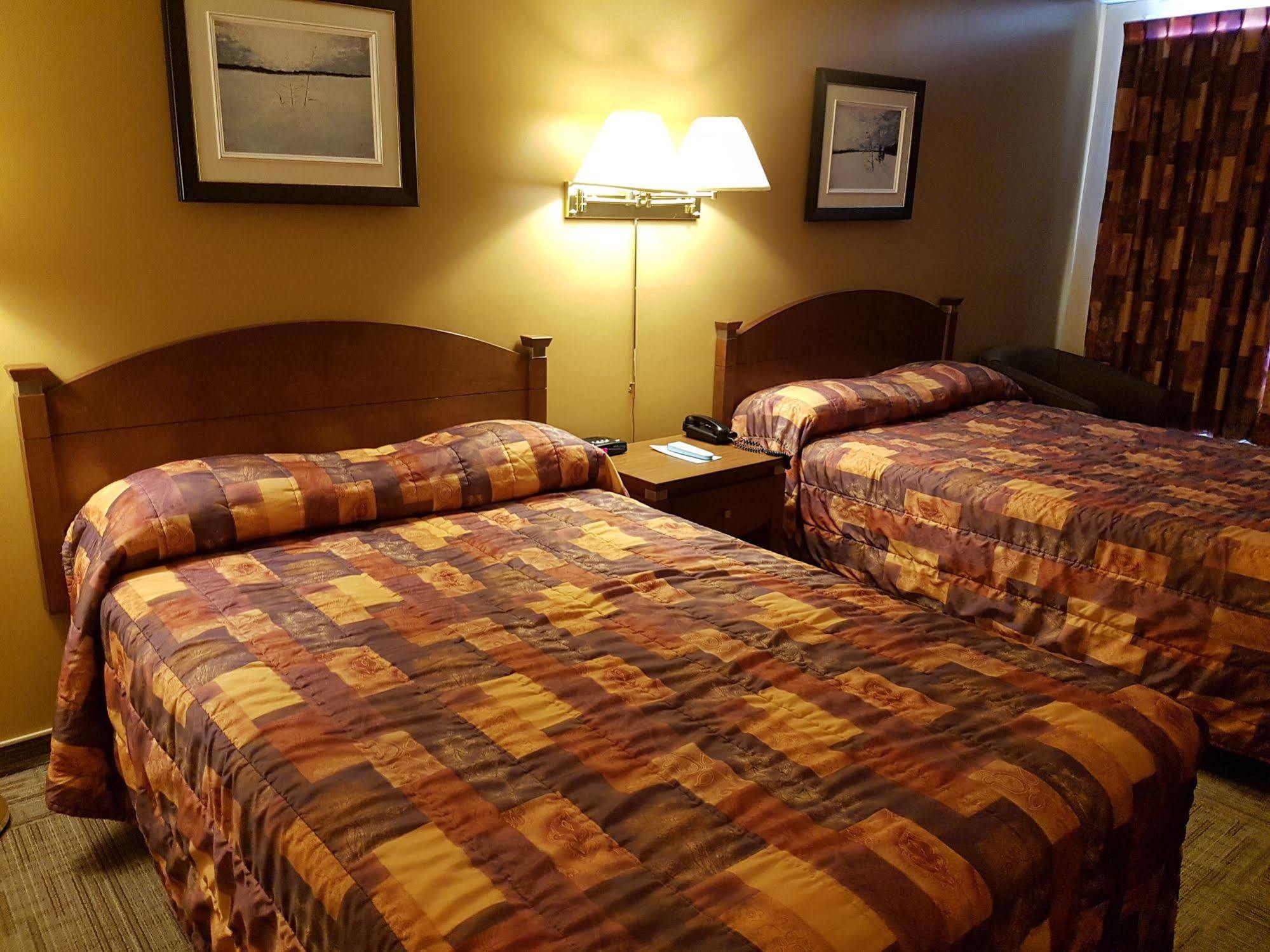 Hotel Matagami Екстериор снимка